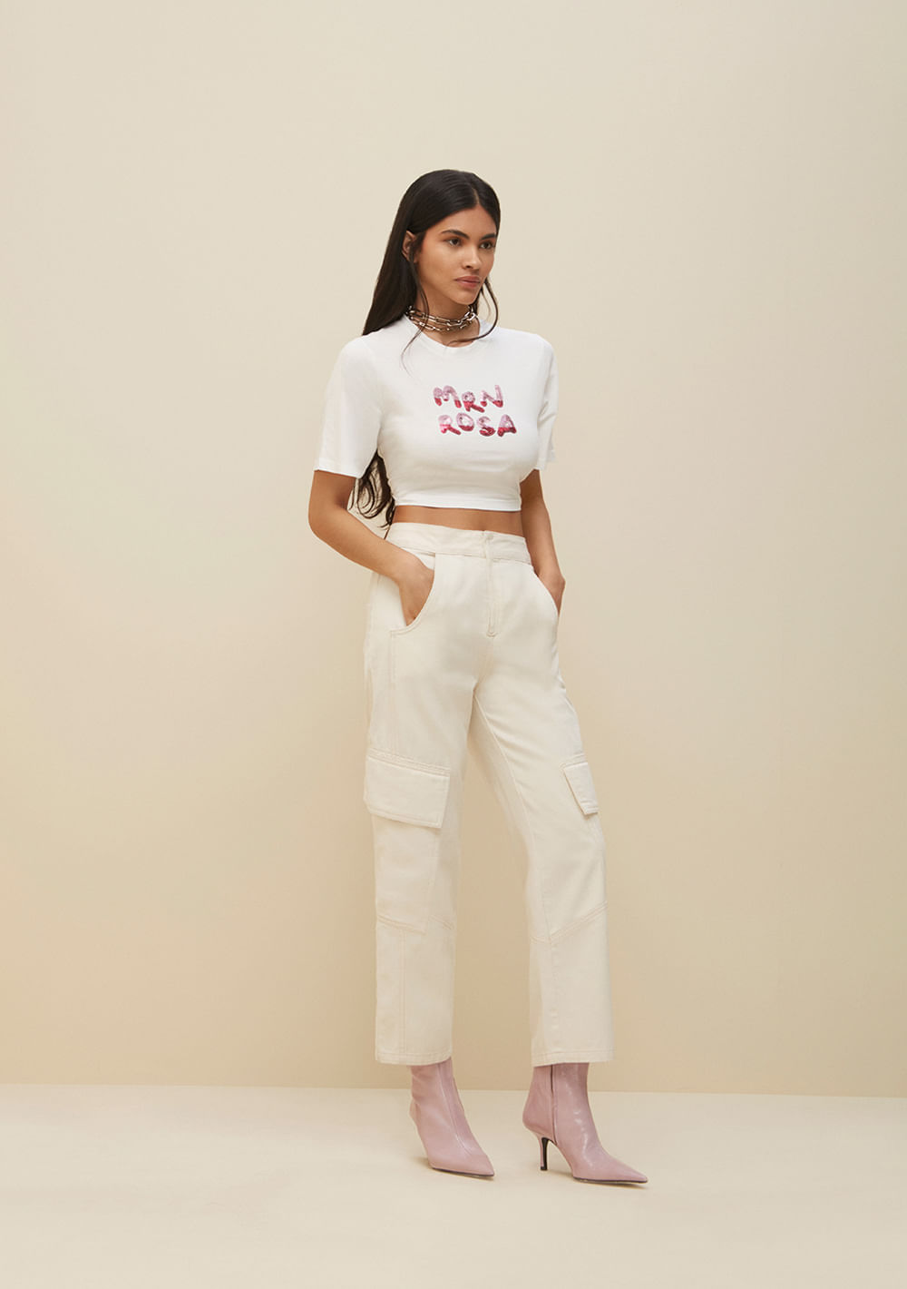 Calça Capri Jeans Color Recortes e Bolsos Utilitário Off White